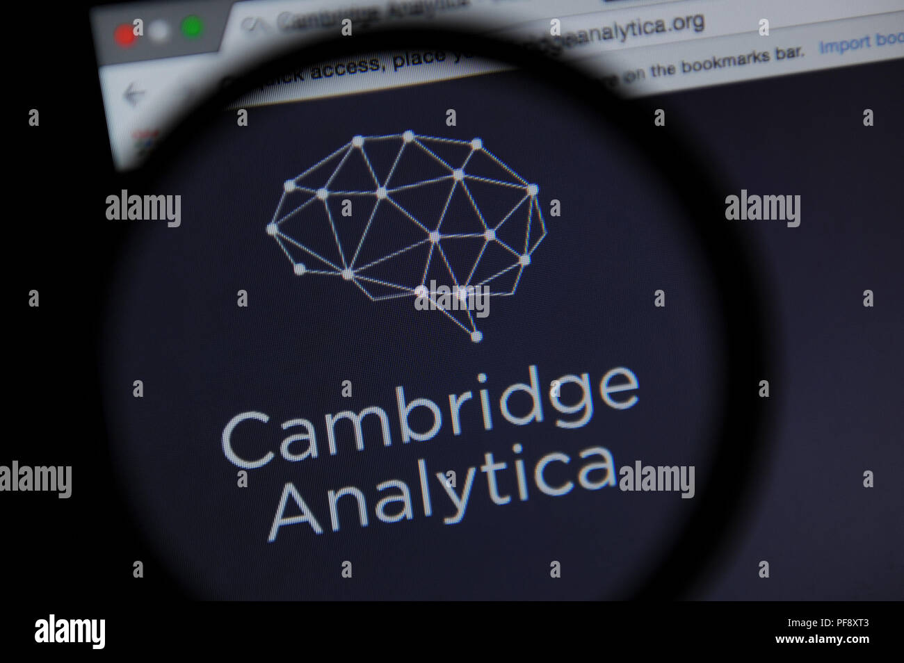 L'Analytica Cambridge internet site vu à travers une loupe Banque D'Images