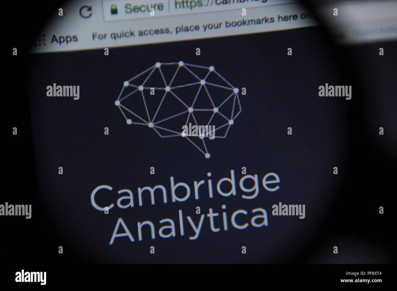 L'Analytica Cambridge internet site vu à travers une loupe Banque D'Images