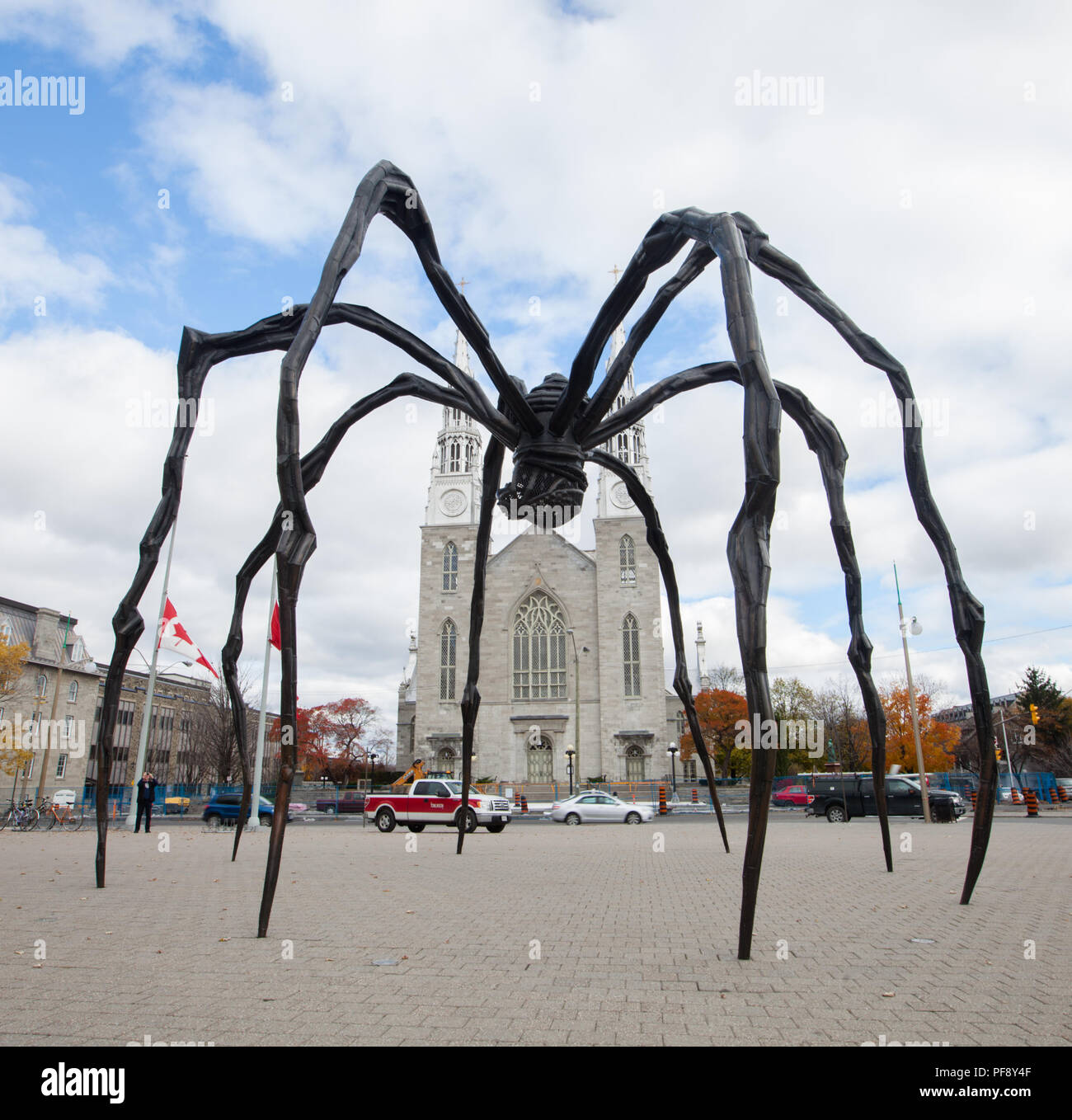 L'Araignée géante sculpture 'maman' dans sa résidence permanente devant le Parlement canadien et la Cathédrale Notre-Dame à Ottawa, ON Banque D'Images