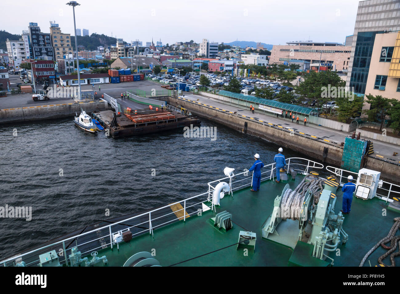 L'arrimage avec le ferry de Jeju à Mokpo port avec vue sur la ville, Mokpo, Corée du Sud Banque D'Images