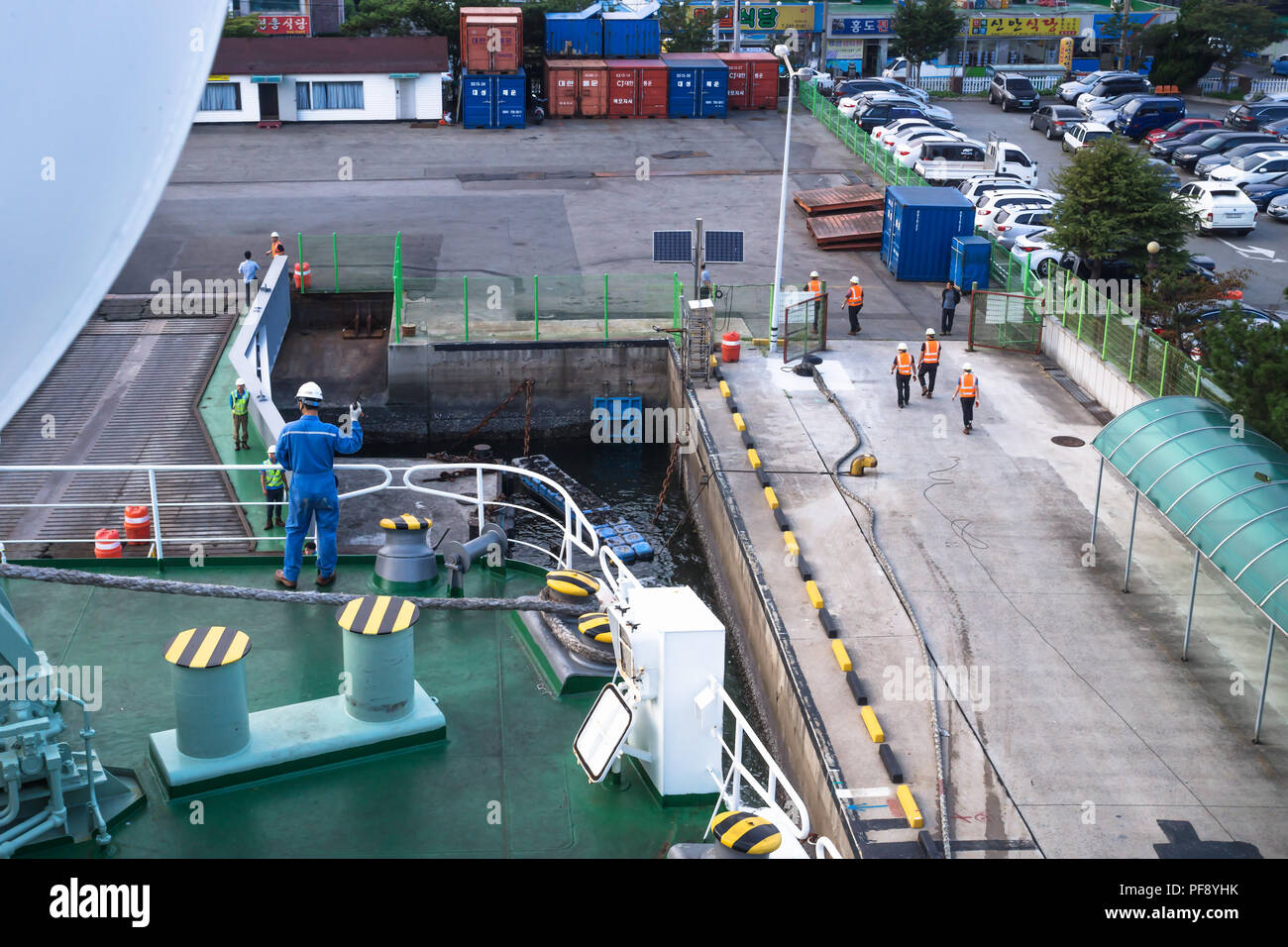 Au travailleur en agitant de pont pour l'amarrage avec le ferry depuis le port de Mokpo à Jeju, Mokpo, Corée du Sud Banque D'Images