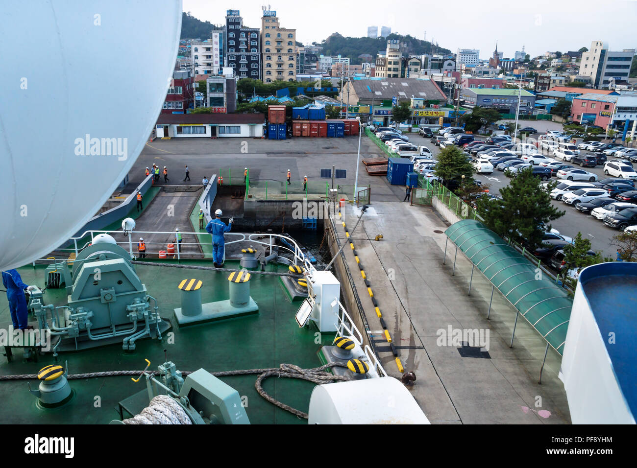 Vue sur le port au cours de l'arrimage avec le ferry depuis le port de Mokpo à Jeju, Mokpo, Corée du Sud Banque D'Images