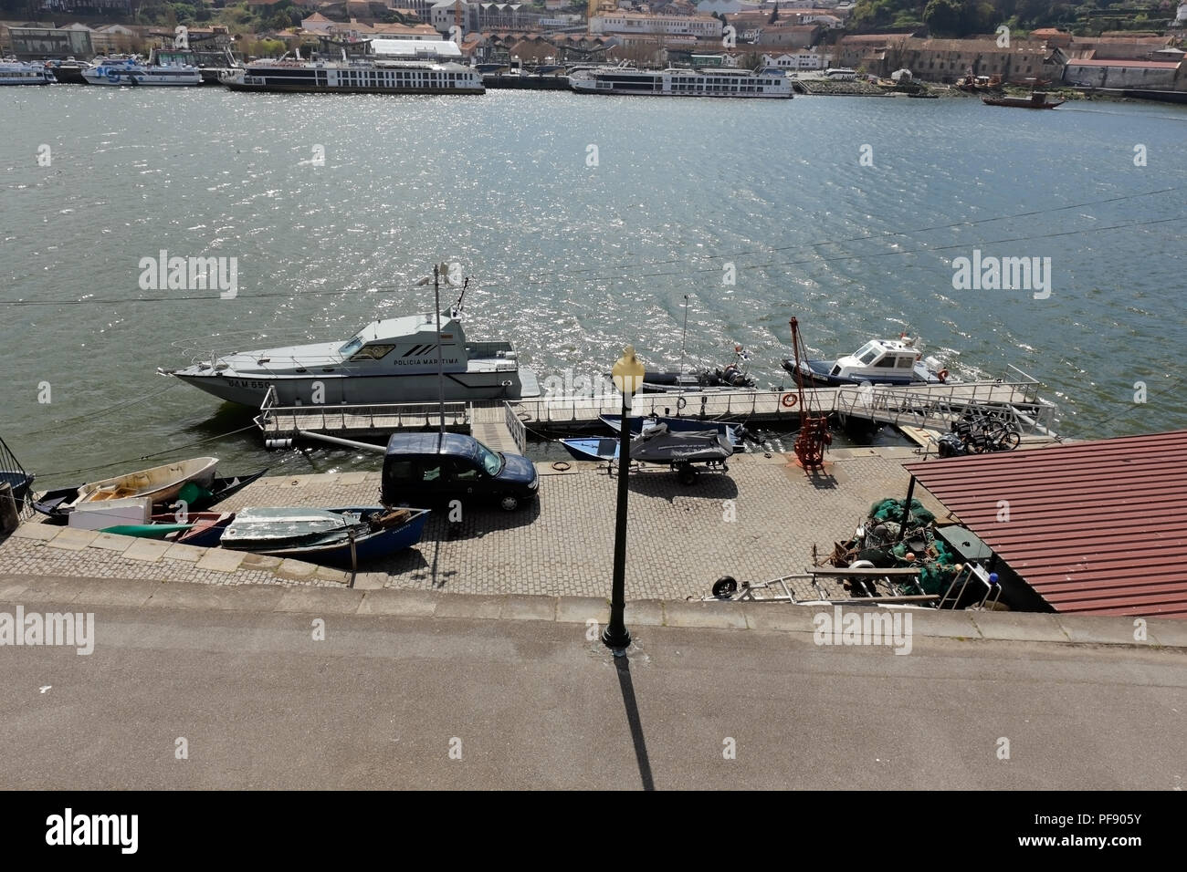 Porto, Portugal - Mars 23, 2015 : la police maritime de la rivière Douro pier et bateaux. Banque D'Images