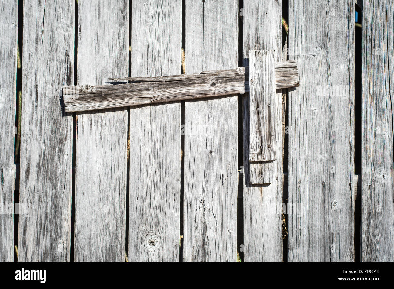 Un loquet en bois assure une porte de grange à Newburg, Maryland Banque D'Images