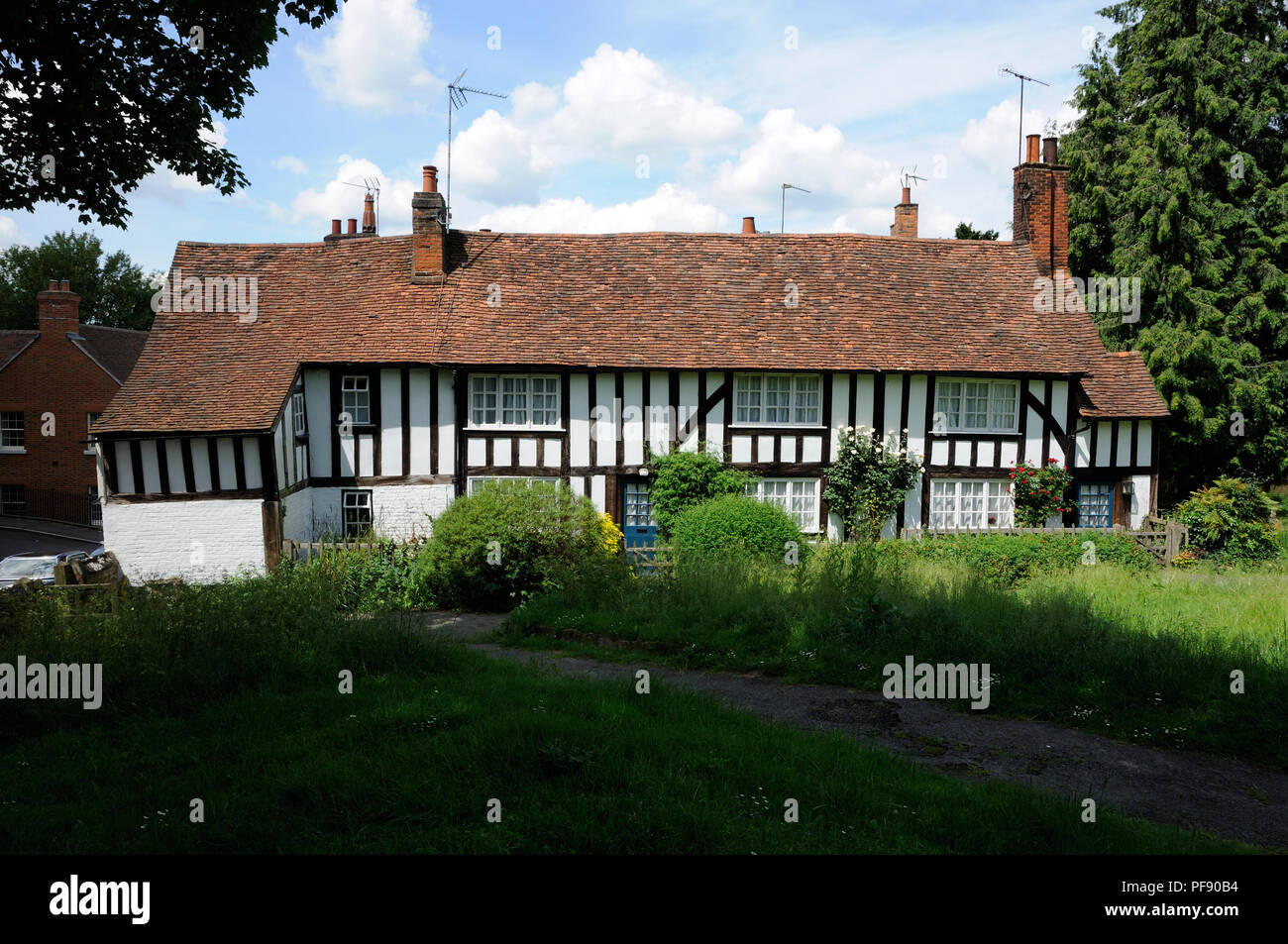 Church Cottage, Hatfield, Hertfordshire, est un cadre en bois datant de la fin du 16e siècle, debout dans le cimetière de St Etheldreda's Banque D'Images