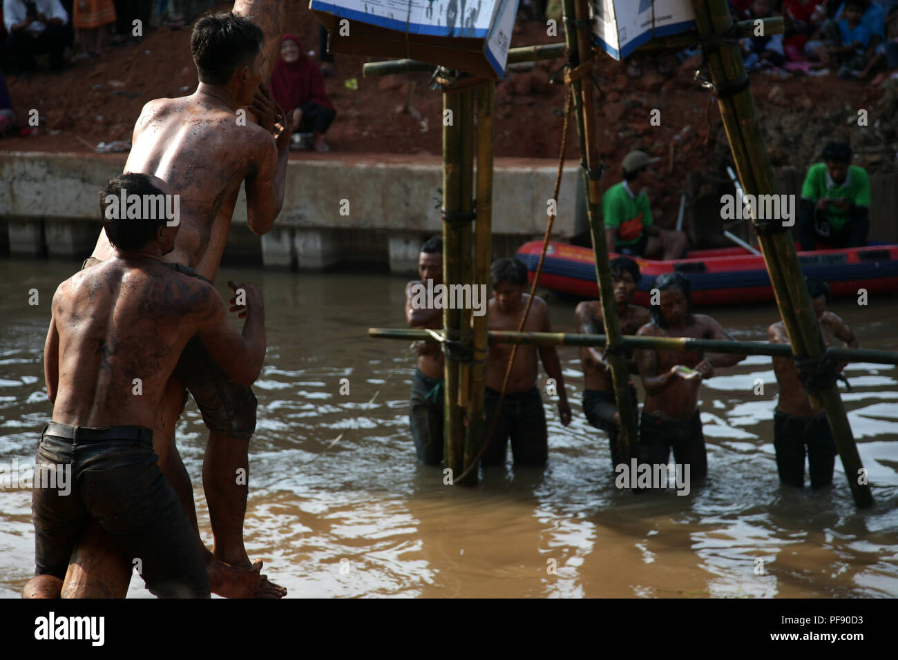 L'Est de Jakarta, Indonésie. Août 19, 2018. Un certain nombre de résidents ont participé à l'escalade pinang (Panjat Pinang) concurrence dans le Kalimalang le débit des rivières dans l'Est de Jakarta, dimanche (08/19/2018). Widyo Rumpoko Crédit : Kuncoro/Pacific Press/Alamy Live News Banque D'Images