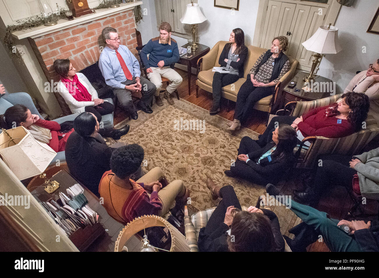 Un grand groupe de personnes se réunissent dans la maison du sénateur Thomas McLain (Mac) Middleton pour une conversation au coin du feu, Annapolis, MD Banque D'Images