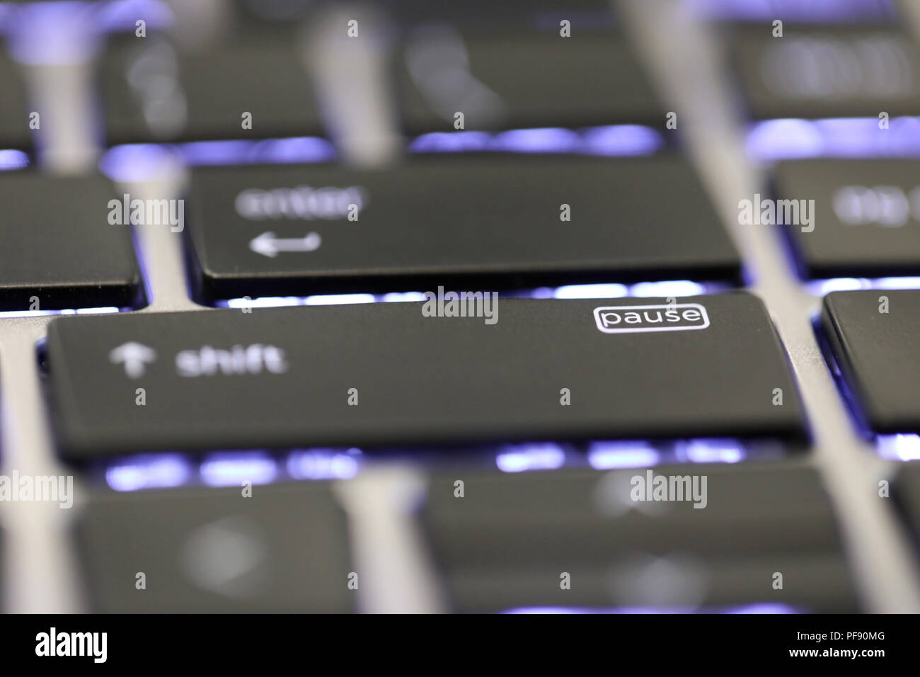 Close up de la touche pause symbole de bouton spécial sur un clavier illuminé sur un ordinateur portable ou ordinateur. Banque D'Images