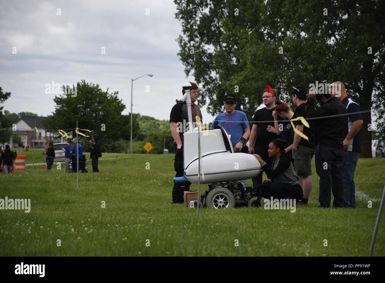 Shonte Cargill, systèmes électriques conduire pour Bluefield State College, fait un ajustement à l'entrée de son équipe, "IV", tandis que ses coéquipières regardez sur le terrain au cours de la concurrence intelligente véhicule le 4 juin 2018, à l'Université d'Oakland, Auburn Hills, Michigan. Le IGVC, co-organisé par l'ARMÉE AMÉRICAINE TARDEC, rassemble des étudiants de partout dans le monde pour construire et tester les véhicules au sol autonome entièrement autour d'un cours, la navigation waypoints et les obstacles dans le temps le plus rapide possible. Banque D'Images