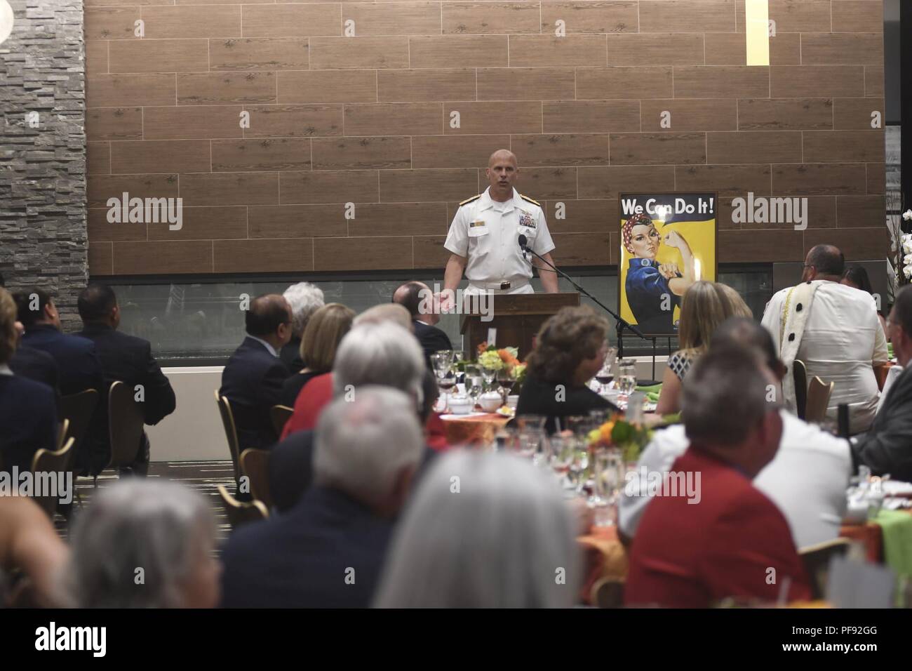 PORTLAND, OREGON (7 juin 2018) Arrière Adm. Darren Hanson, 3e commandant adjoint de la flotte américaine, donne un discours lors de la Semaine de la flotte Rose Festival éminents visiteurs Dîner de bienvenue. Le festival de Portland et la Fleet Week sont une célébration de la mer avec des services marins, marines, et les membres de la Garde côtière des États-Unis et du Canada faisant de la ville un port d'escale. Banque D'Images