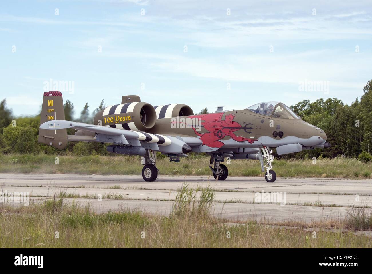 A-10 Thunderbolt II à partir de la 107e Escadron de chasse, la 127e Escadre, Michigan Air National Guard, Selfridge, Michigan, atterrir et décoller d'une piste d'austère à Haapsalu, Estonie, le 7 juin 2018. Le but de ce type d'atterrissage est de former les pilotes à atterrir dans des conditions moins qu'idéales où une présence est nécessaire et les meilleures pistes sont détruits. L'avion A-10 peuvent être ravitaillés et réarmé afin qu'il puisse revenir à la lutte rapidement. Les vols d'aujourd'hui faisaient partie d'un exercice dans la région baltique connu sous le nom de grève sabre 18. C'est la huitième édition de l'U. de longue date Banque D'Images