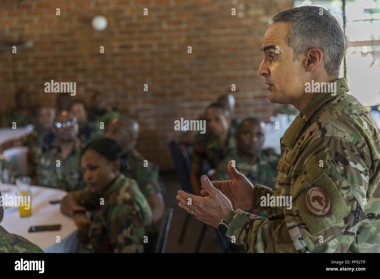 U.S. Africa Command commande Senior Leader enrôlé le sergent-chef en chef Ramon Colon-Lopez parle avec les étudiants de la Malawi Formation supérieure des cadres de l'Académie de sergent-major au Malawi, l'Afrique, 1 juin 2018. Colon-Lopez répond aux questions et discussions sur les façons d'améliorer la Force de défense du Malawi s'enrôle corps. Colon-Lopez s'est rendu au Malawi Le Malawi pour rencontrer les forces de défense, l'engagement auprès de la haute direction et leadership enrôlés dans le cadre d'une tournée de trois jours. La visite comprenait un suivi des questions abordées par le MDF au cours de la Conférence de l'Afrique s'est enrôlé dans les hauts dirigeant de novembre 2017, et un Banque D'Images