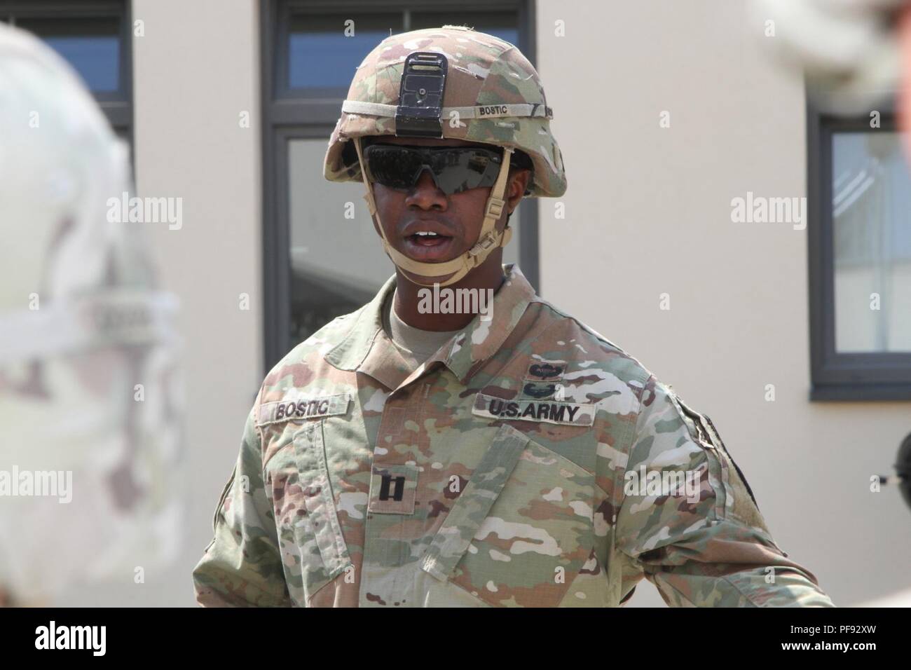 Le capitaine de l'armée de soldats de Gary Bostic mémoires le 2e Bataillon, 8e régiment de cavalerie avant qu'une communauté fin- de- l'école de l'année organisé par Konotop, Pologne, le 4 juin 2018. L'événement a invité plus de 40 2-8 CAV soldats déployés à la proximité Aleksandria Formation pour l'exercice 2018 Grève Sabre. L'exercice comprend 18 000 participants de 19 pays différents participant à travers quatre pays d'accueil. Banque D'Images