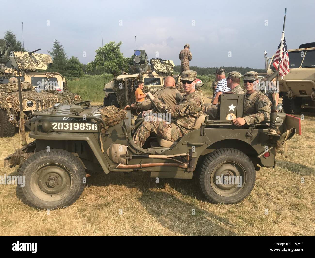 Soldats de la 2e Bataillon, 8e régiment de cavalerie (2-8 CAV), 1st Armored Brigade Combat Team, 1re Division de cavalerie faites un tour dans une jeep à la DEUXIÈME GUERRE MONDIALE Une communauté fin- de- l'école de l'année organisé par Konotop, Pologne, le 4 juin 2018. L'événement a invité plus de 40 2-8 CAV soldats déployés à la proximité Aleksandria Formation pour l'exercice 2018 Grève Sabre. L'exercice comprend 18 000 participants de 19 pays différents participant à travers quatre pays d'accueil. Banque D'Images