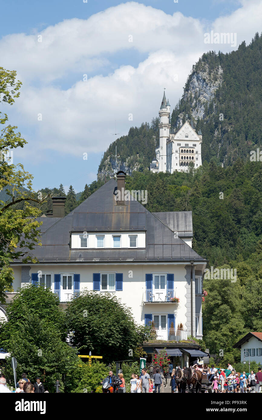 Château de Neuschwanstein Hohenschwangau ville avec en arrière-plan, l'Allgaeu, Bavaria, Germany Banque D'Images