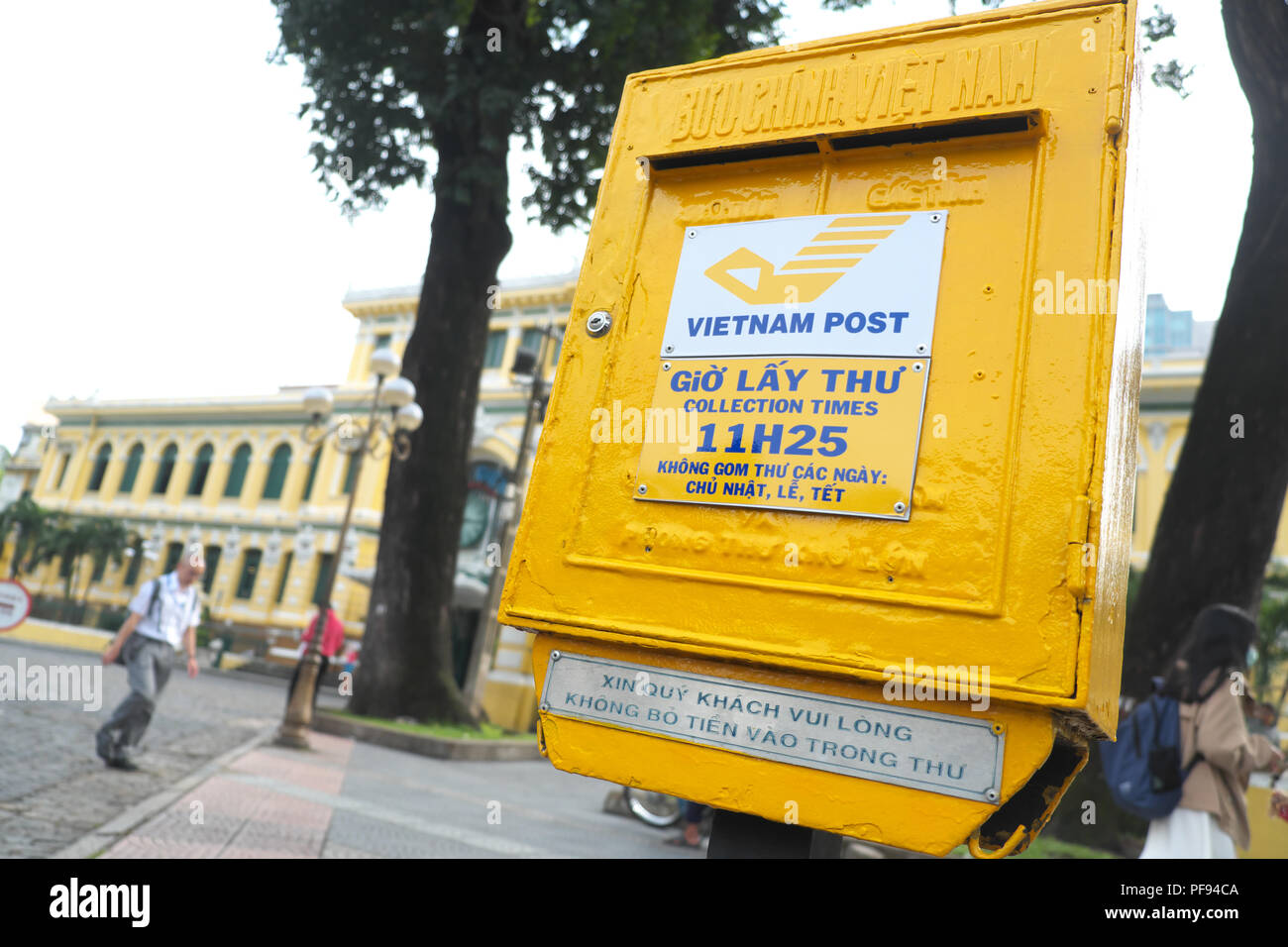 Vietnam post jaune case Courrier du Vietnam Poster à Ho Chi Minh City Viet Nam Banque D'Images
