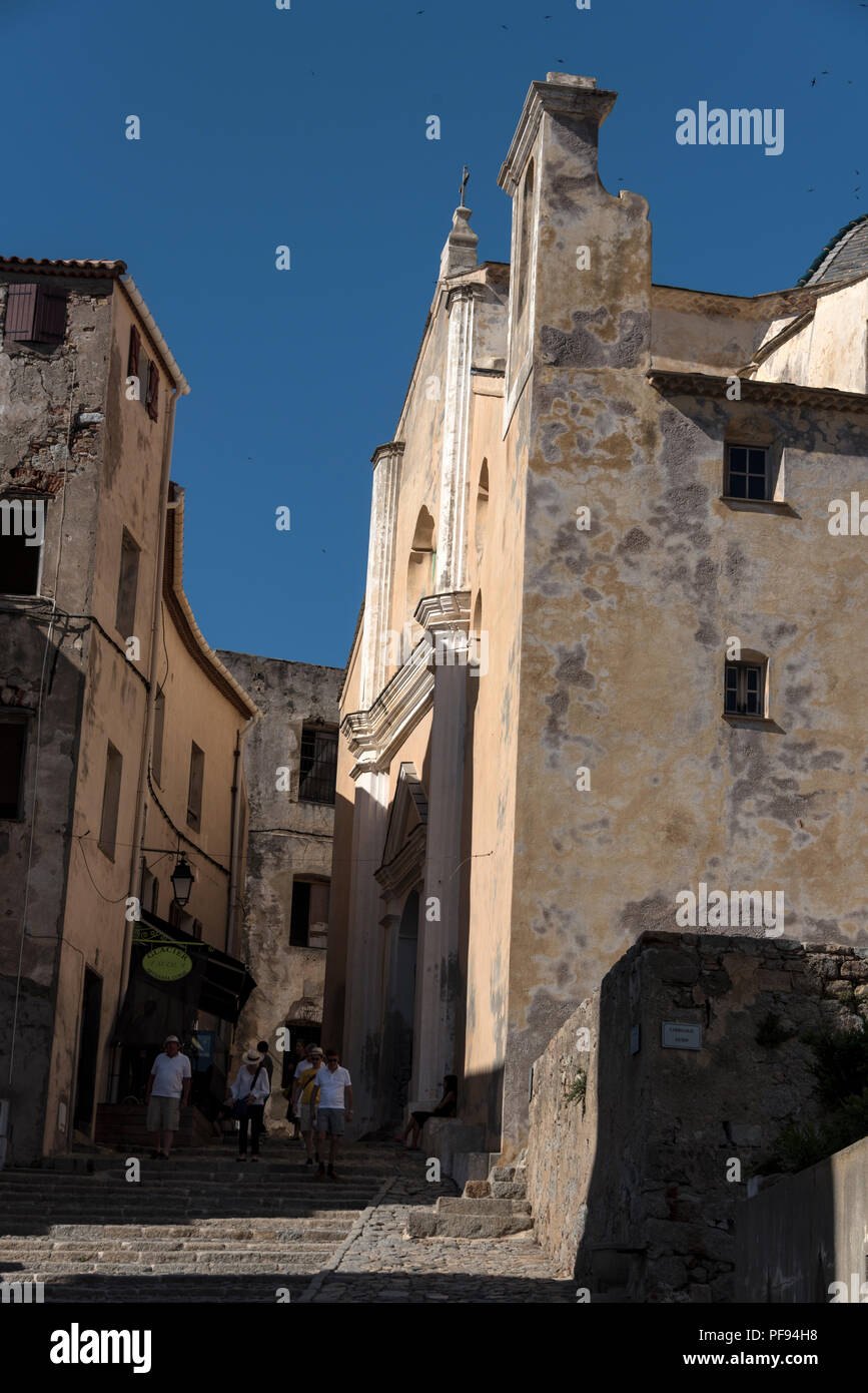 Cathédrale Saint-Jean-Baptiste à l'intérieur de la citadelle de Calvi en Corse, France. Calvi est réputé pour être le lieu de naissance de Christophe Colomb, né en 1 Banque D'Images