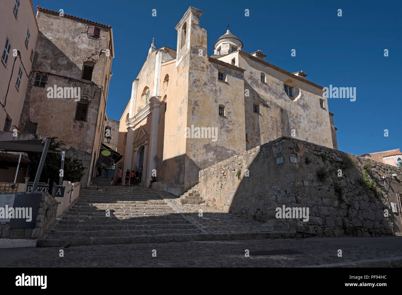 Cathédrale Saint-Jean-Baptiste à l'intérieur de la citadelle de Calvi en Corse, France. Calvi est réputé pour être le lieu de naissance de Christophe Colomb, né en 1 Banque D'Images