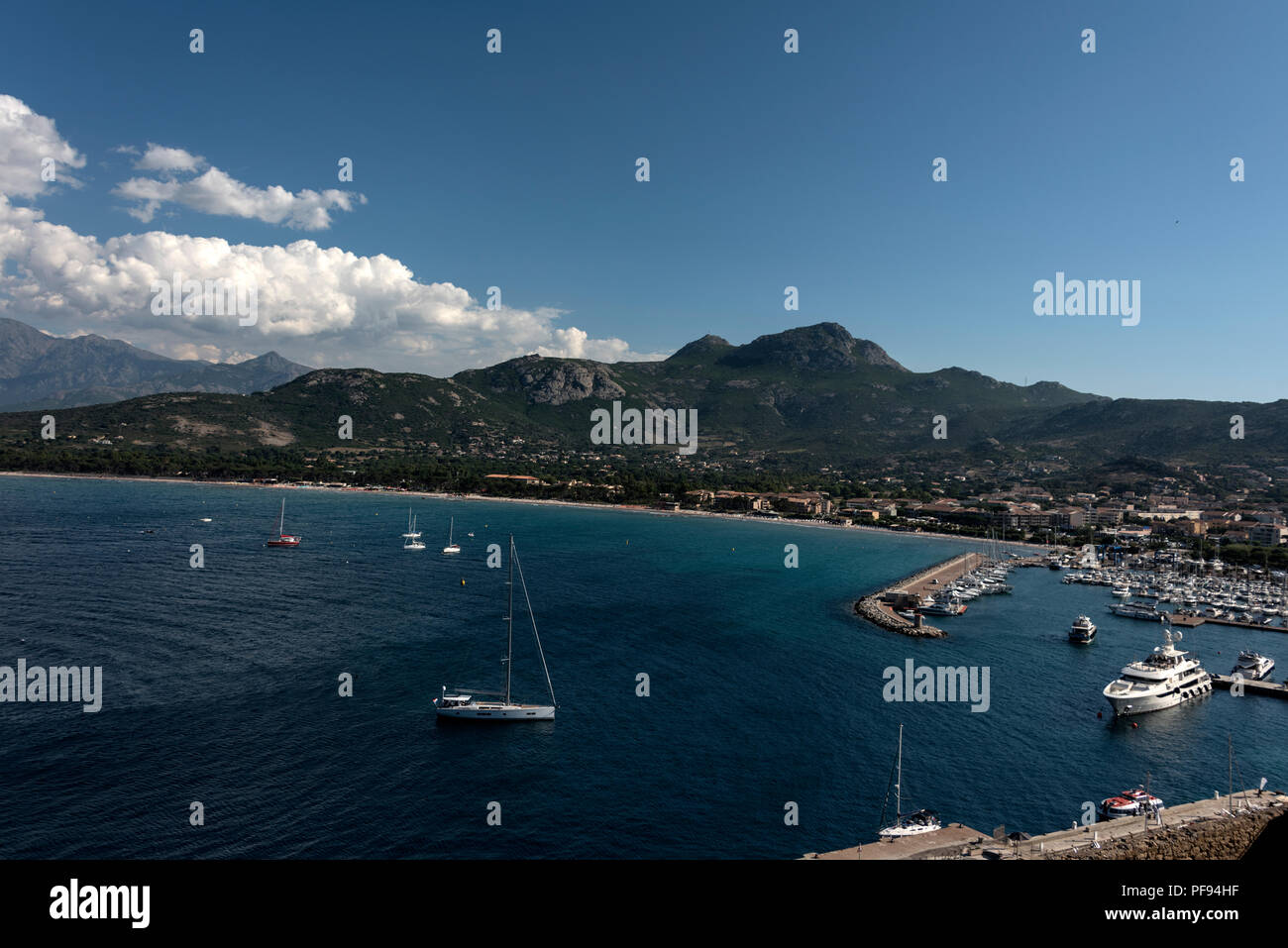La baie de Calvi Calvi et marina sur le nord-ouest de la Corse, France. Calvi est réputée pour être le lieu de naissance de Christophe Colomb, qui est né en 1436 dans la région de th Banque D'Images