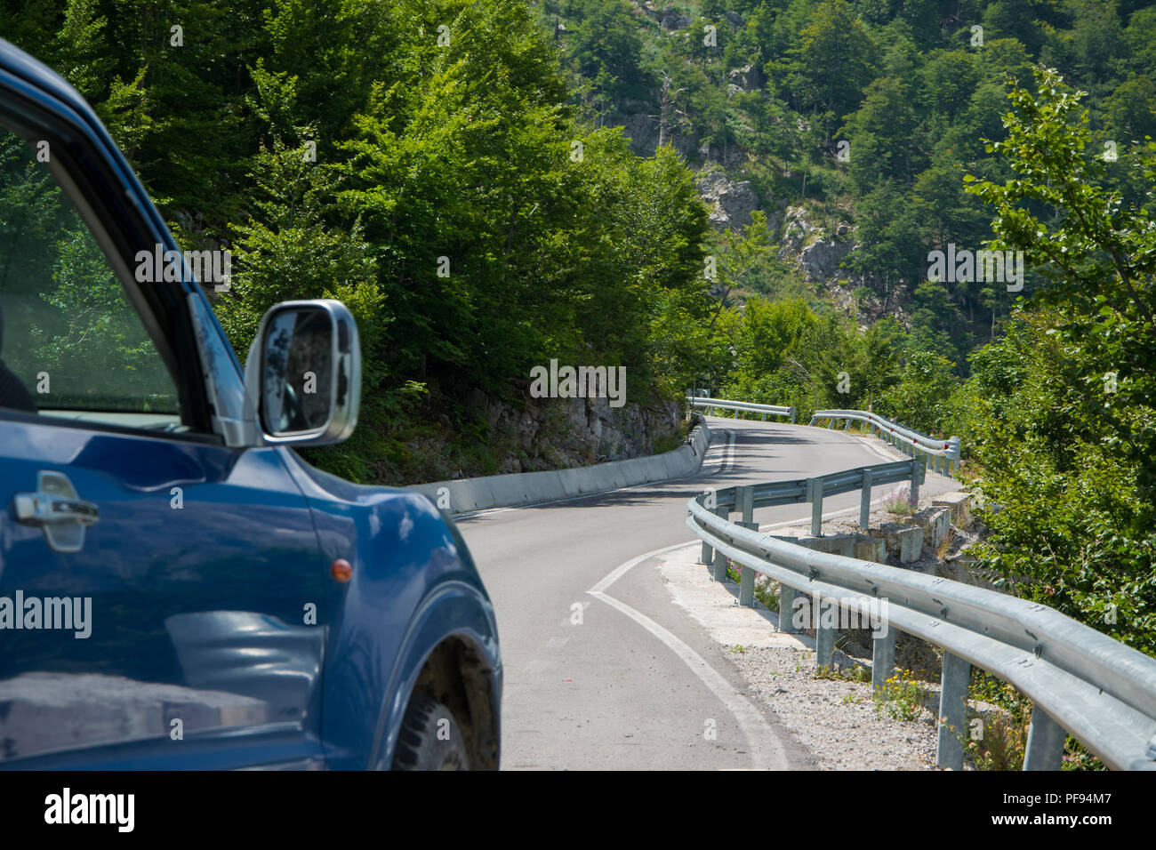 Véhicule hors route au bord de la route de montagne - voyage sur route de montagne, belle vue sur la forêt Banque D'Images