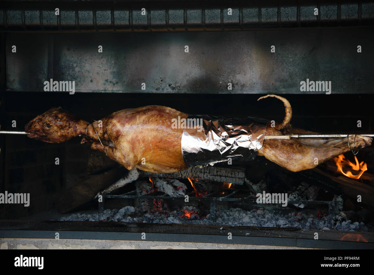 Façon traditionnelle de préparer un ensemble de l'animal (mouton, chèvre) - une cuisson à feu doux Banque D'Images