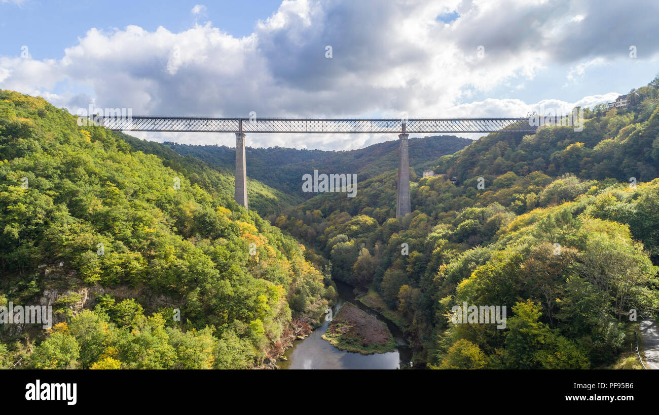 France, Puy de Dome, Sauret-besserve, Les Ancizes Comps, Viaduc des Fades, pont ferroviaire sur la Sioule (vue aérienne) // France, Puy-de-Dôme (63), Saur Banque D'Images
