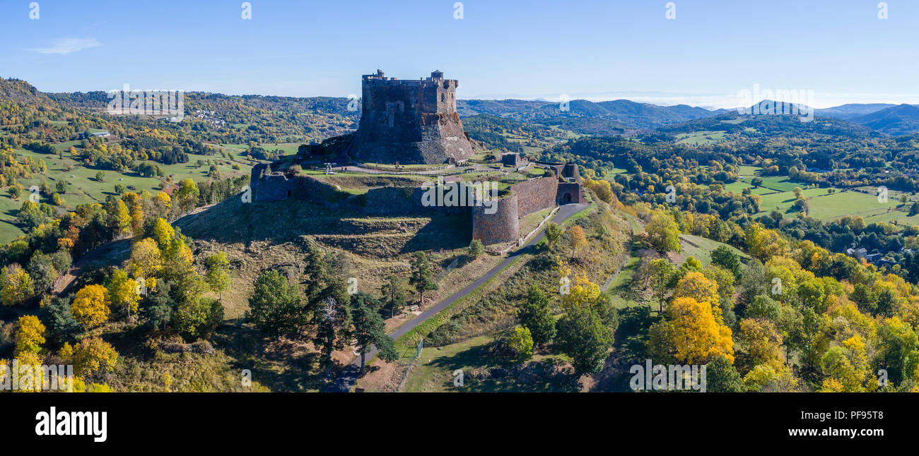 France, Puy de Dome, Auvergne Parc Naturel Régional des Volcans, Massif du Sancy, le Mont-dore, Château de Murol (vue aérienne) // France, Puy-de-Dôme (63), Parc Banque D'Images