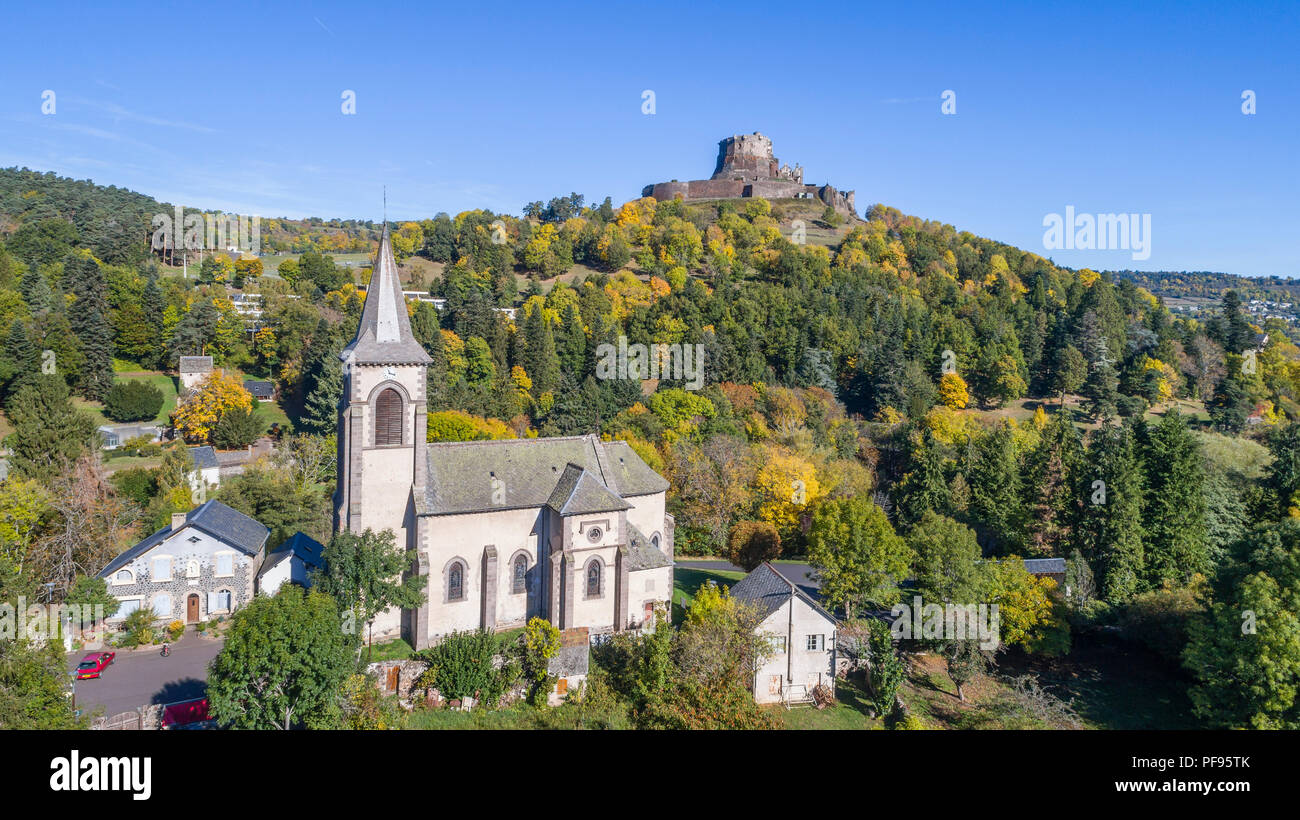 France, Puy de Dome, Auvergne Parc Naturel Régional des Volcans, Massif du Sancy, Murol, Saint Ferreol, l'église et le château en arrière-plan (vue aérienne) Banque D'Images
