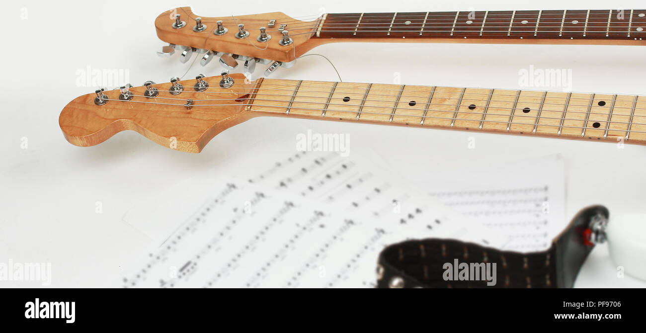 .Gros plan partitions guitare et sur un fond blanc. Banque D'Images