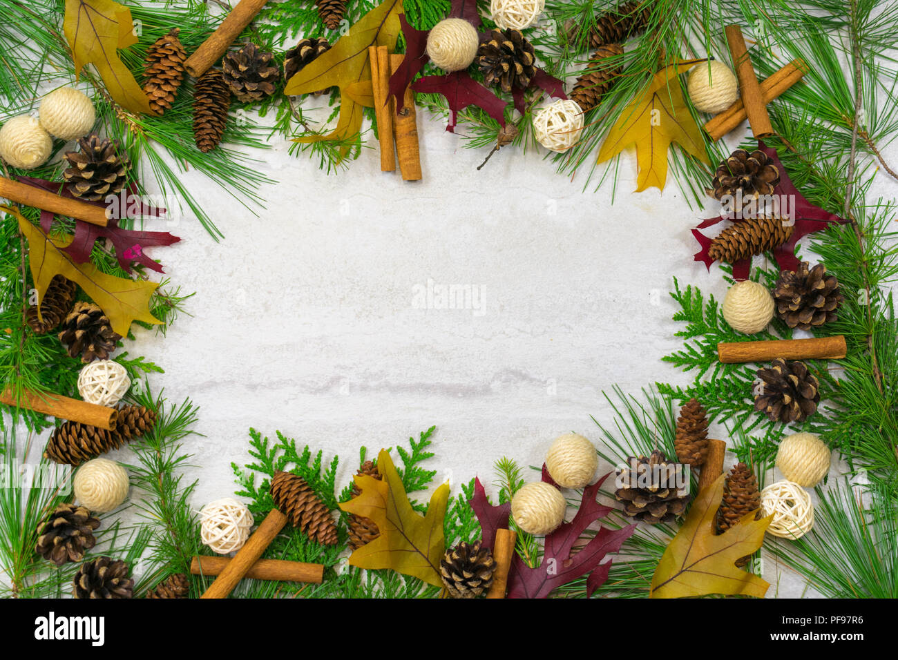 Une bordure de cèdre, de pin blanc et de mélèze laricin, avec des branches d'épinette, pin sylvestre. et la pruche des cônes de pin, des bâtons de cannelle, et de la ficelle et twig ball Banque D'Images