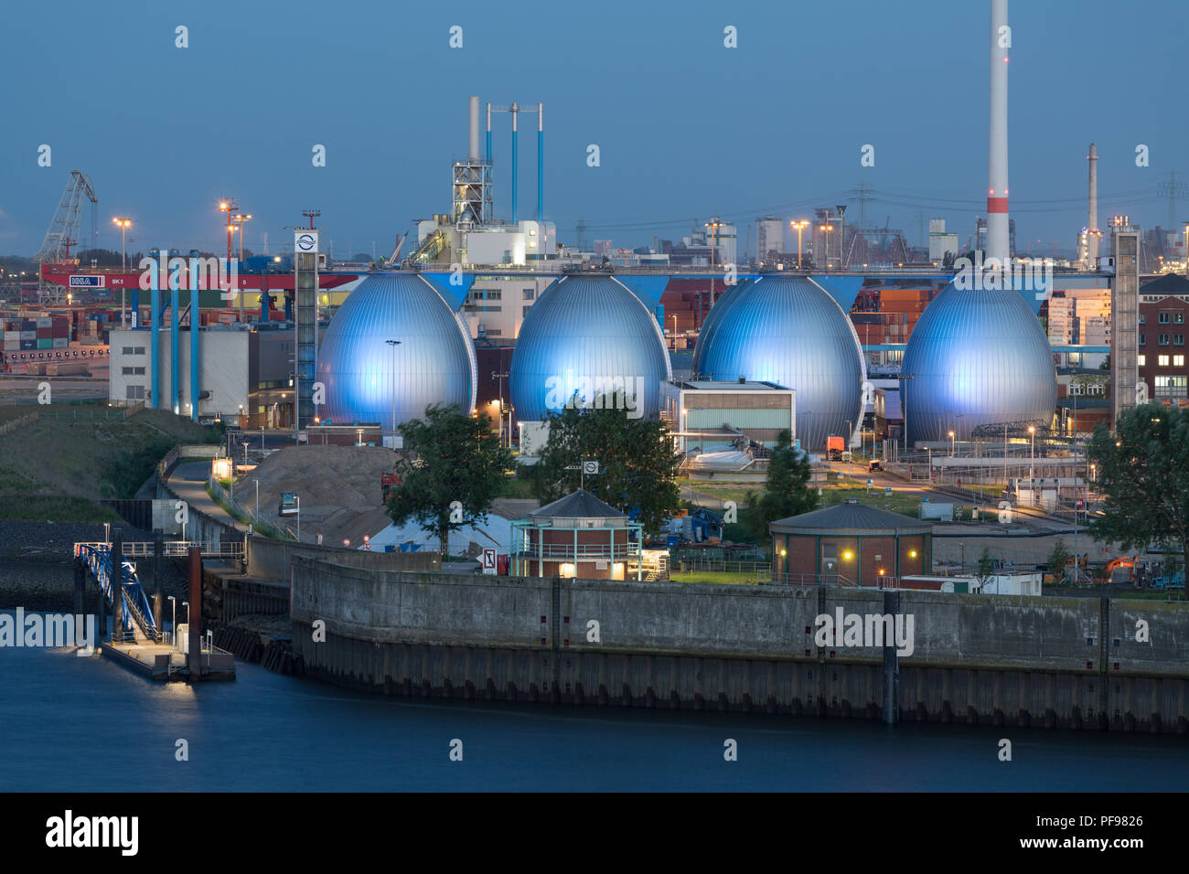 Fabricant d'aliments pour animaux, Silos Supermast de l'Elbe, Crépuscule, port de Hambourg, Hambourg, Allemagne Banque D'Images