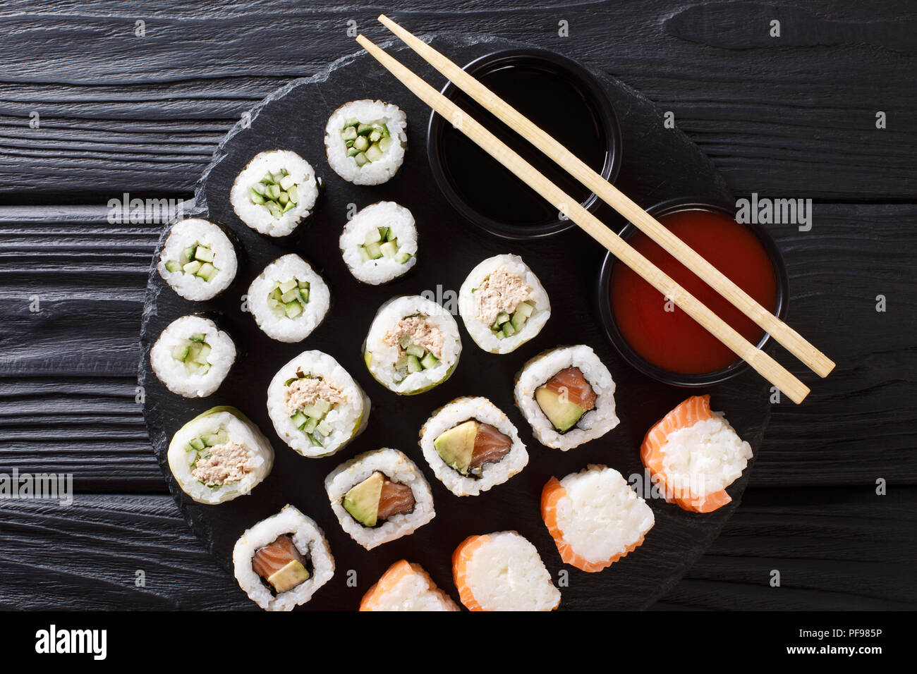 Ensemble de rouleaux fraîchement préparés avec divers matériaux close-up avec des sauces sur une pierre. Haut horizontale Vue de dessus Banque D'Images