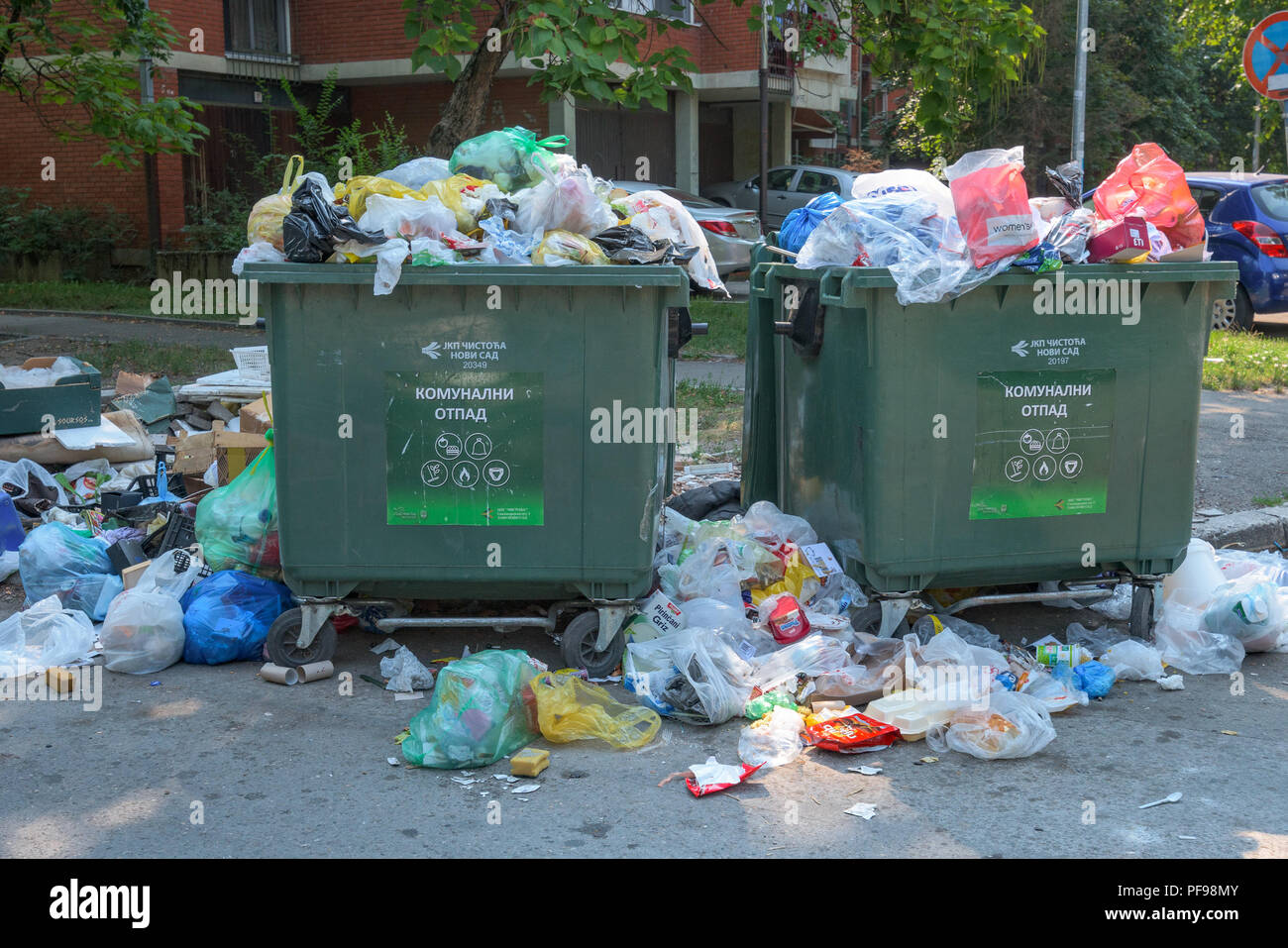NOVI SAD, SERBIE - le 18 août 2018 : les déchets solides municipaux ou communaux des conteneurs à ordures déborde de Novi Sad pendant le week-end, d'illustration modifier Banque D'Images