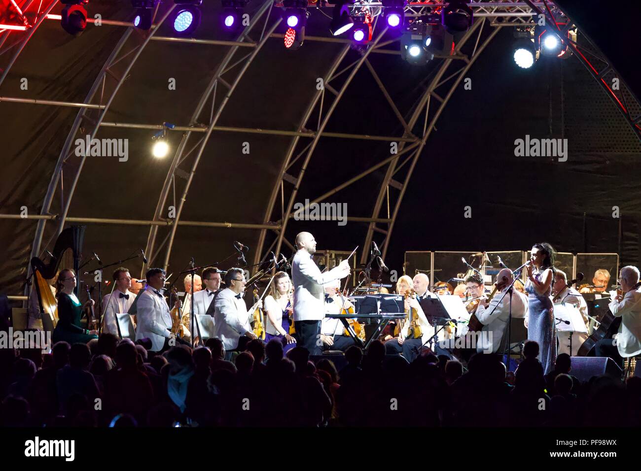 L'exécution de l'Orchestre Symphonique National à Shuttleworths 2018 Flying Proms avec la cantatrice Annette Wardell Banque D'Images