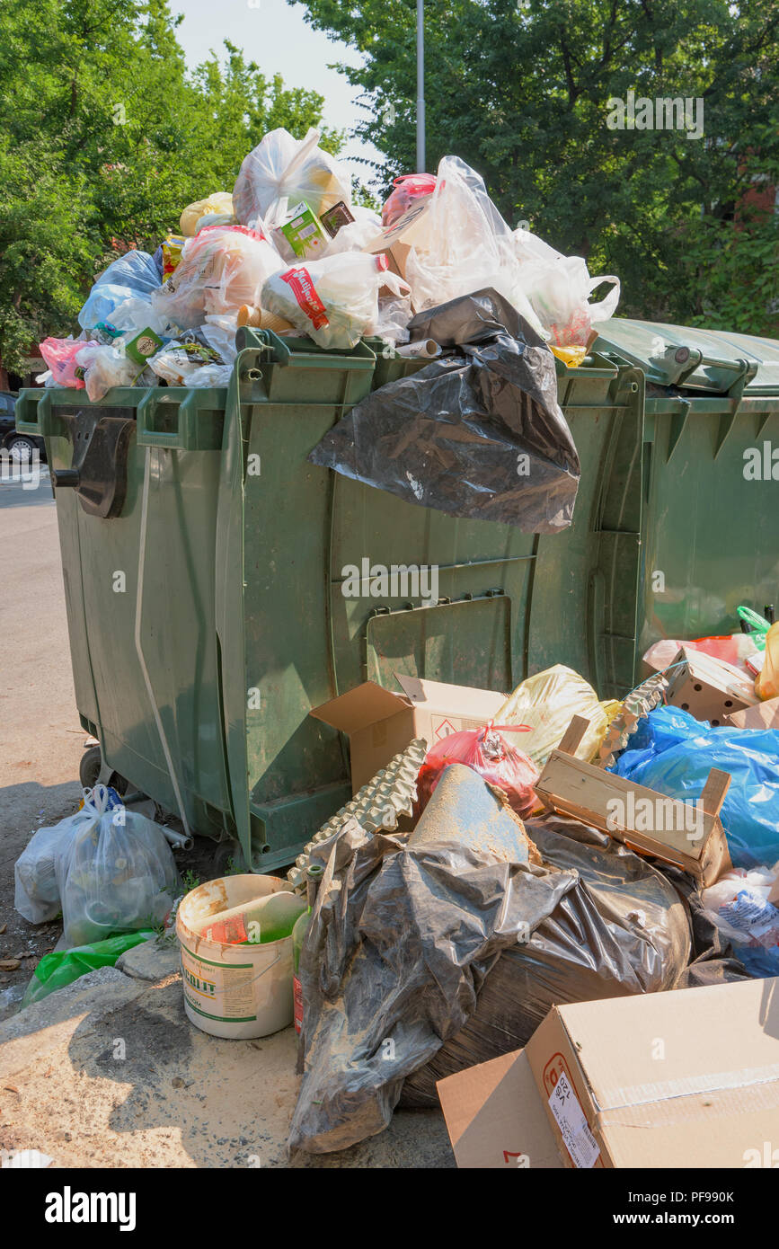 NOVI SAD, SERBIE - le 18 août 2018 : les déchets solides municipaux ou communaux des conteneurs à ordures déborde de Novi Sad pendant le week-end, d'illustration modifier Banque D'Images