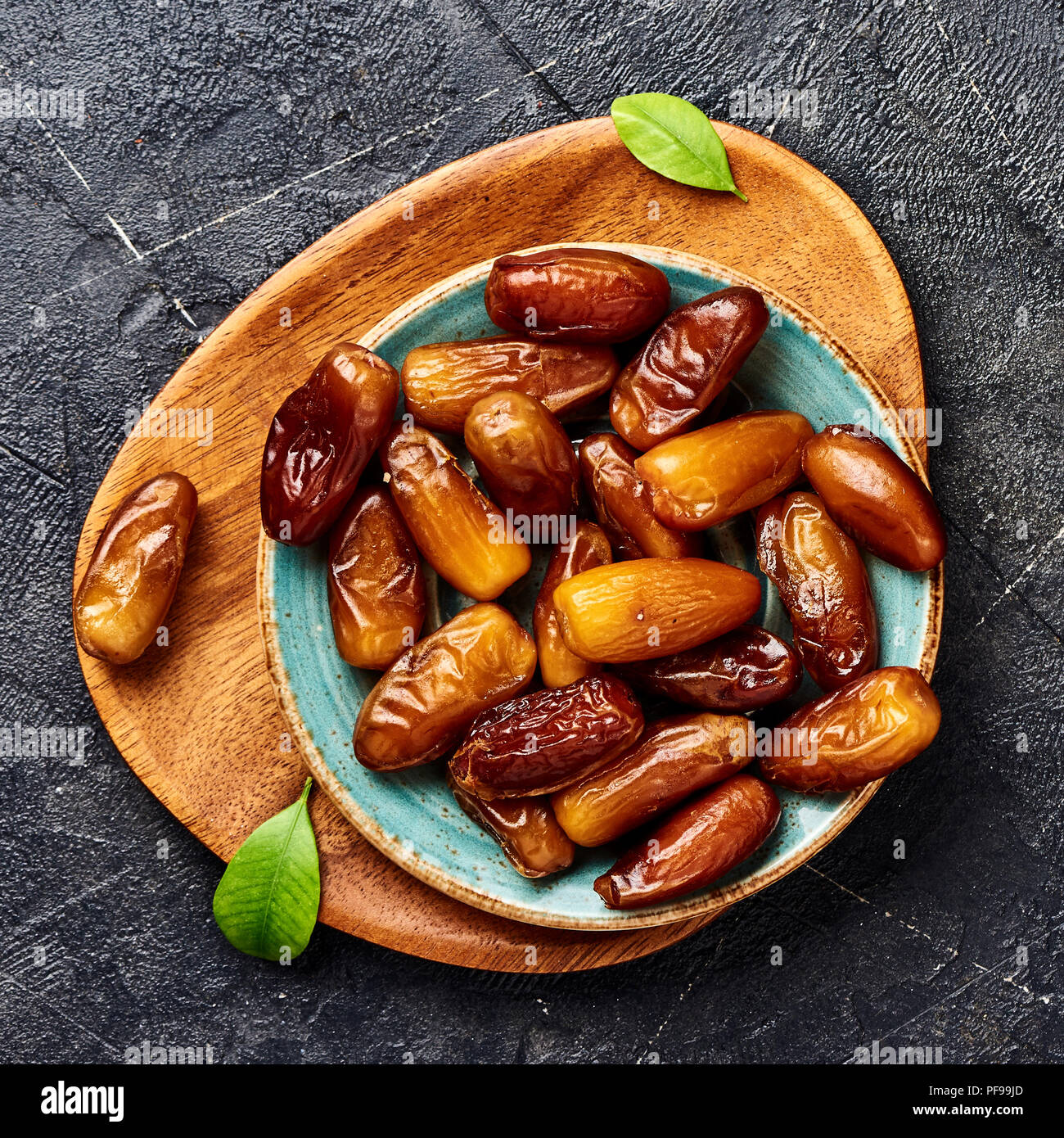 Dattes séchées fruits sur la plaque. Vue de dessus les dattes dénoyautées. Banque D'Images