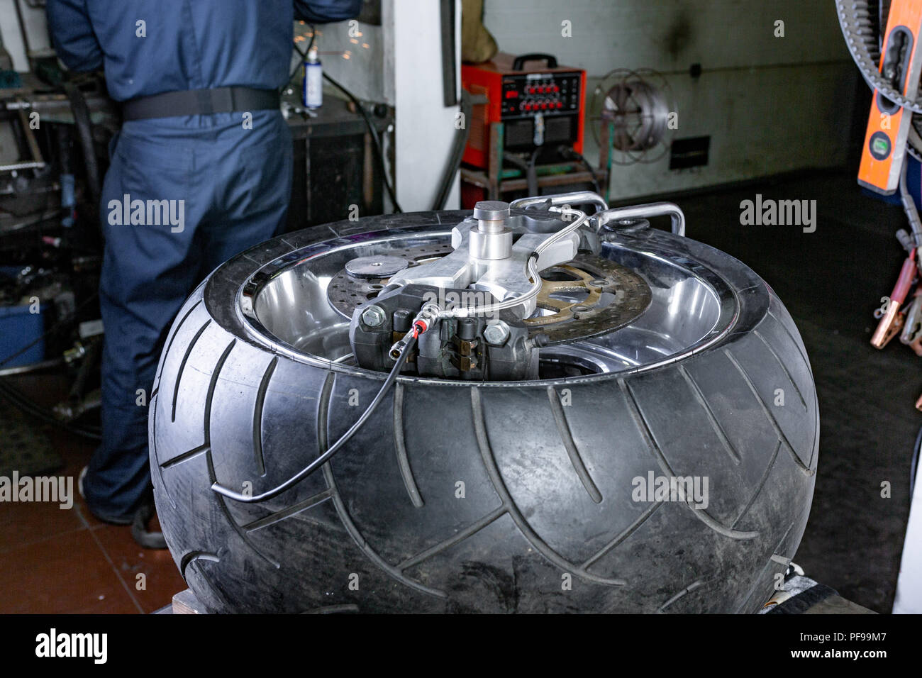 La réparation des pneus moto avec le kit de réparation des pneus, branchez  le kit de réparation pour pneus tubeless Photo Stock - Alamy