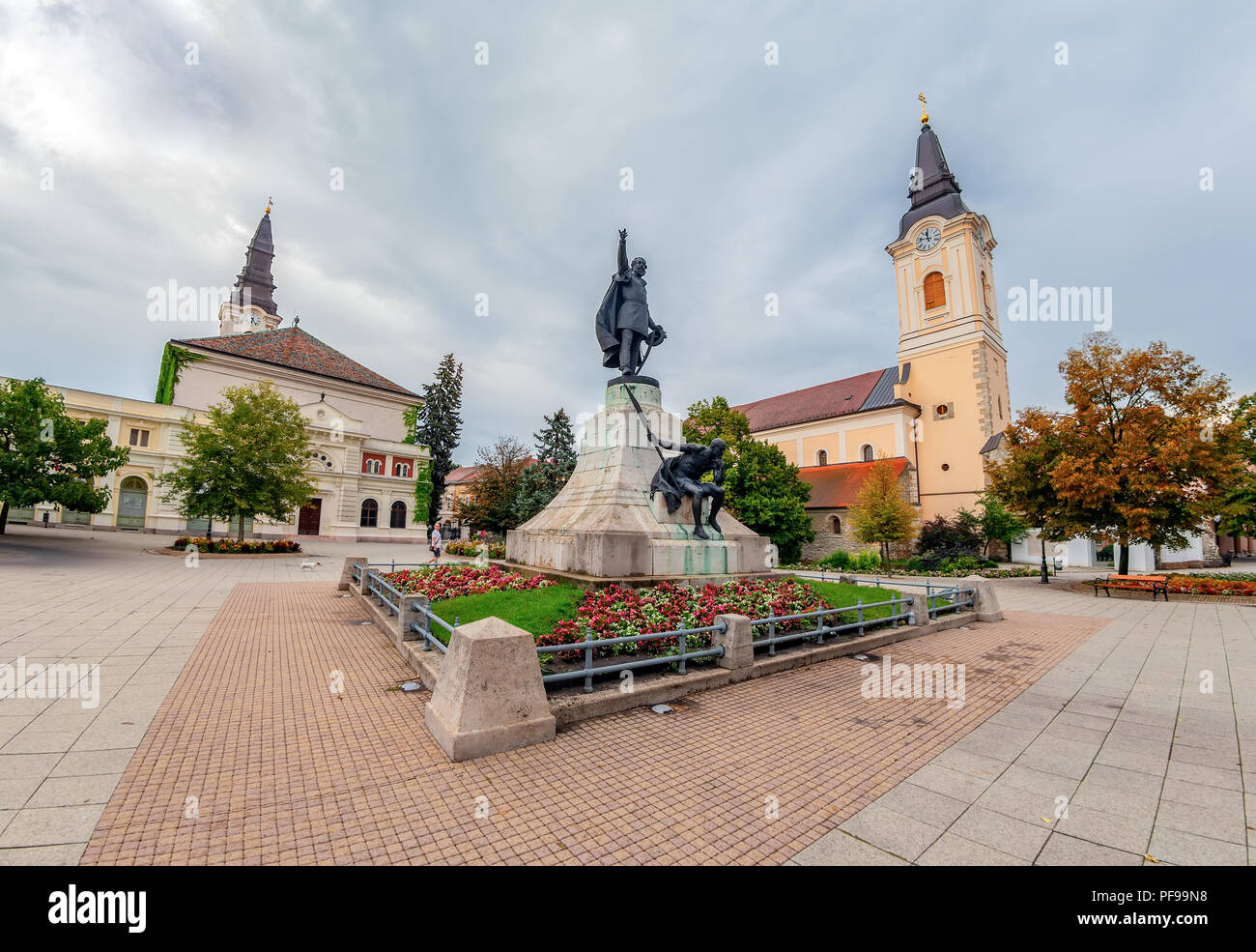 Le point de vue de la Place Kossuth à Kecskemet,avec la statue de Lajos Kossuth au milieu, entourée de l'Église réformée et le Grand Temple. Banque D'Images