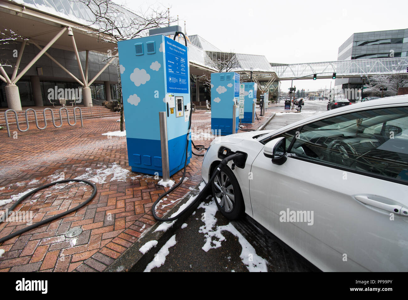 PORTLAND, OREGON, le 21 février 2018 : une Honda voiture garée à une station de charge électrique dans l'hiver avec des plaques de neige sur le sol. Banque D'Images