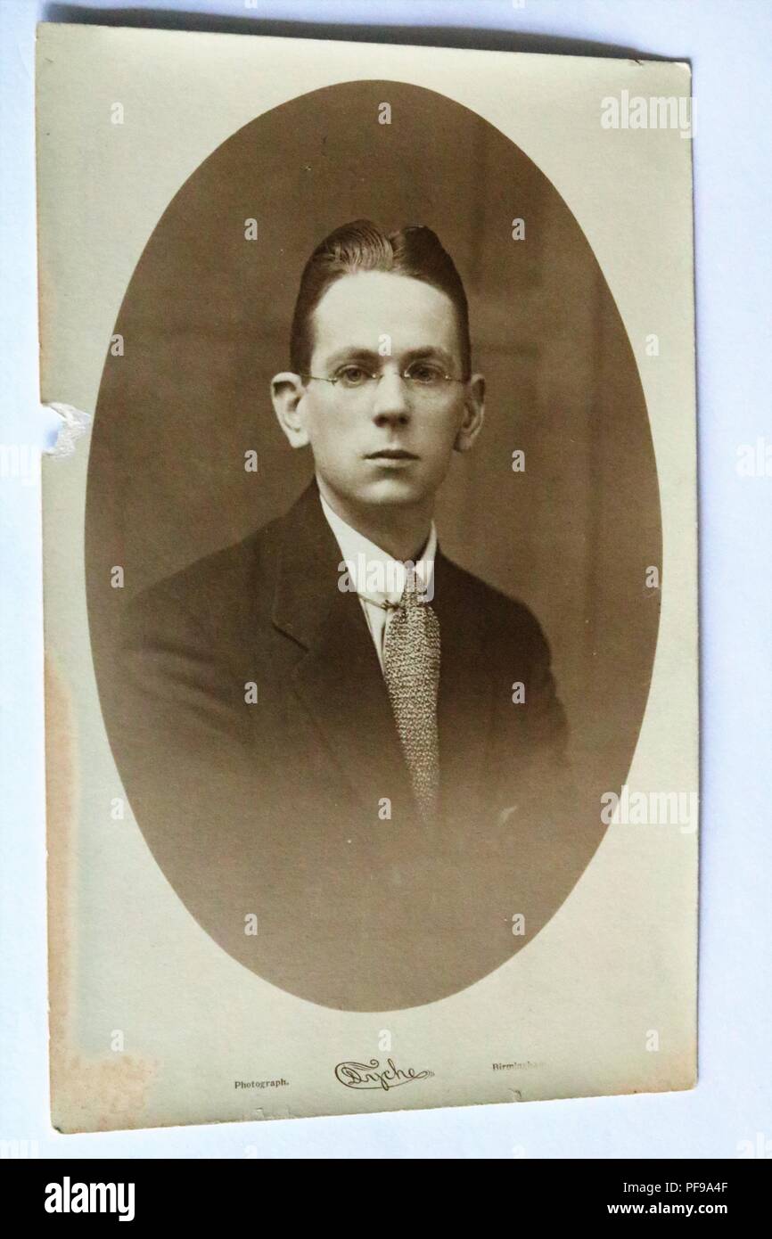 L'histoire sociale - Noir et blanc photographie ancienne montrant un portrait d'un jeune homme portant des lunettes1930s / 1940 Banque D'Images