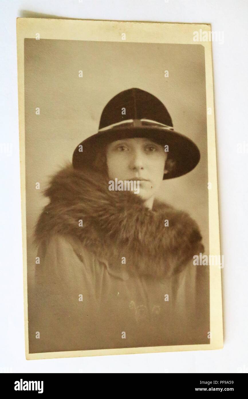 L'histoire sociale - Noir et blanc photographie ancienne montrant une belle  jeune fille de 19 ans portant un chapeau et manteau à col de fourrure -  1930 / 1940 Photo Stock - Alamy