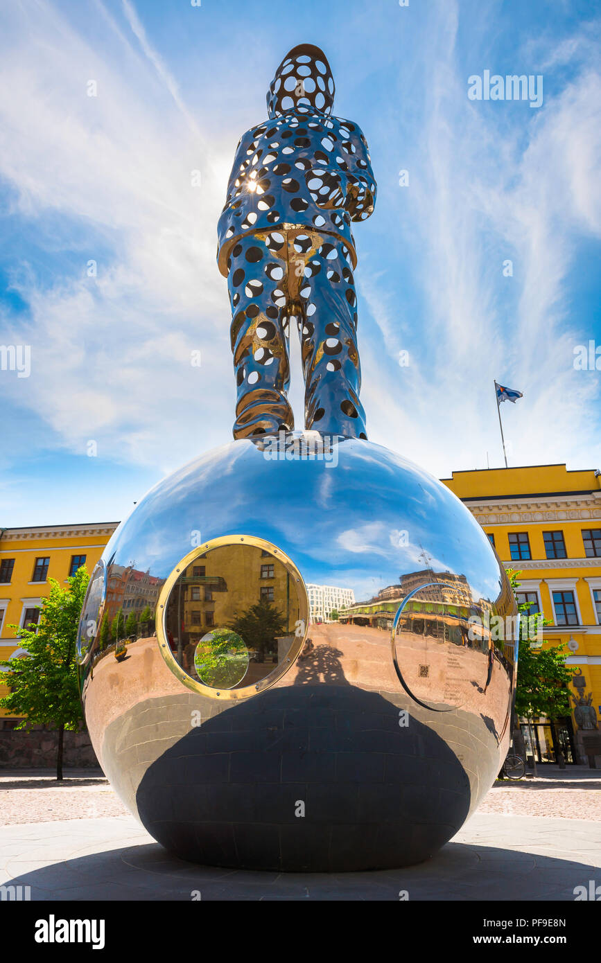Nombre de Helsinki, low angle view de l'énorme monument de guerre d'hiver de porteur de l'acier (2018) situé dans Kasarmitori square à Helsinki, Finlande Banque D'Images