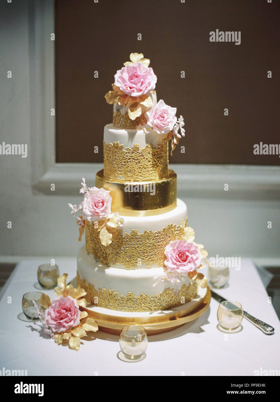 L'or blanc rose tiered gâteau de mariage avec des roses Banque D'Images