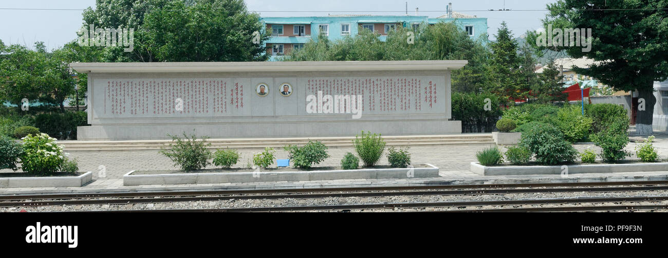 Portraits De Kim Ii Sung Et Kim Jong Il Ornent Chaque Train Gare A La Coree Du Nord Souvent Avec Des Citations De Leur Sagesse Avec Eux Photo Stock Alamy