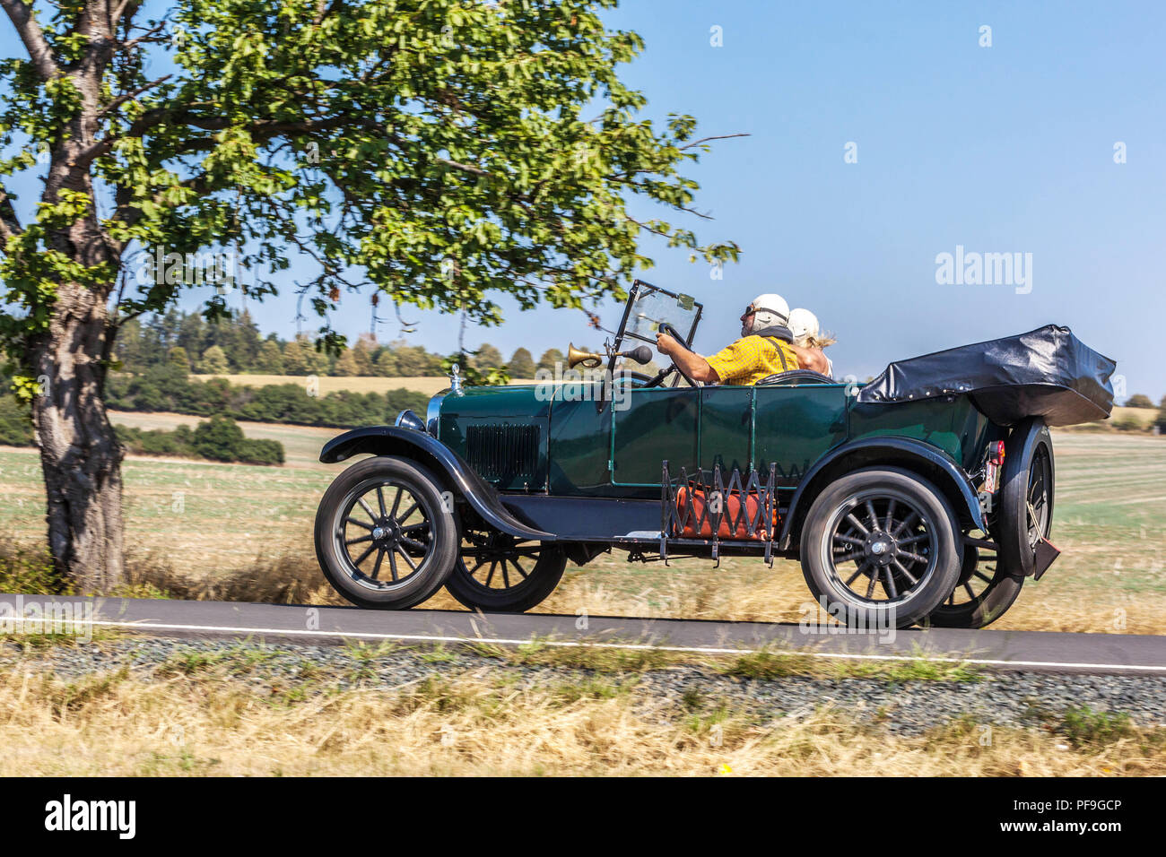 Ford modèle T, Vintage car exécuté sur un chemin rural, République Tchèque Banque D'Images