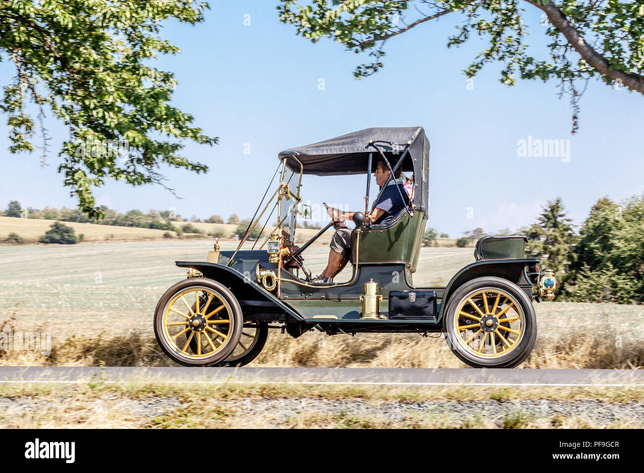 Ford modèle T 1910, Vintage car exécuté sur un chemin rural, République Tchèque Banque D'Images