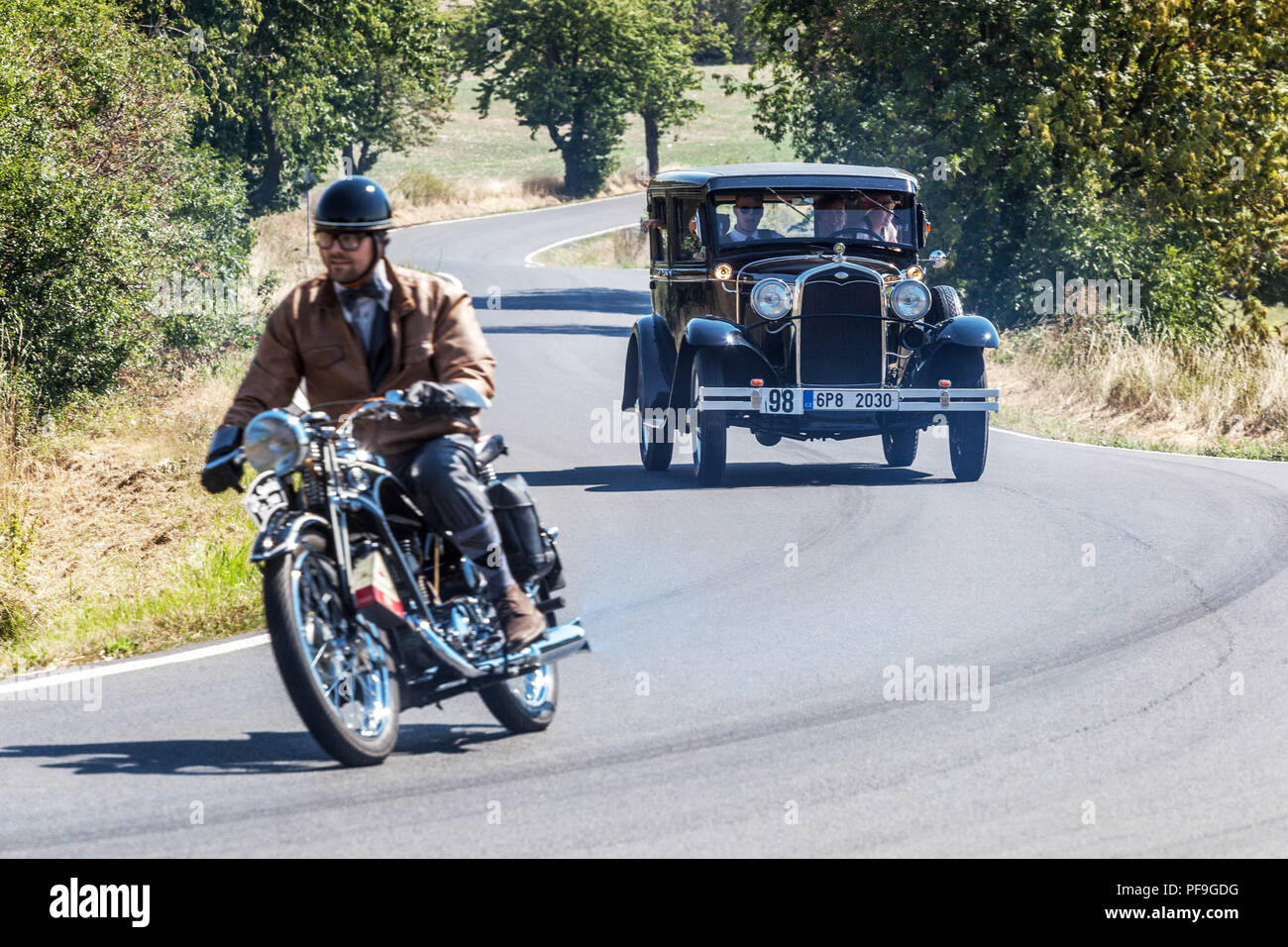 Ford A (1931) et Jawa Special Motorcycle, voiture ancienne sur une route rurale, campagne République tchèque Banque D'Images