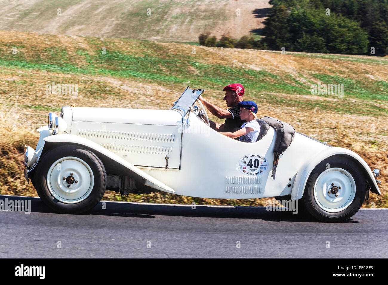 Praga Alfa Sport (1932) voiture ancienne sur une route rurale, République Tchèque Europe voiture ancienne Tchèque Banque D'Images