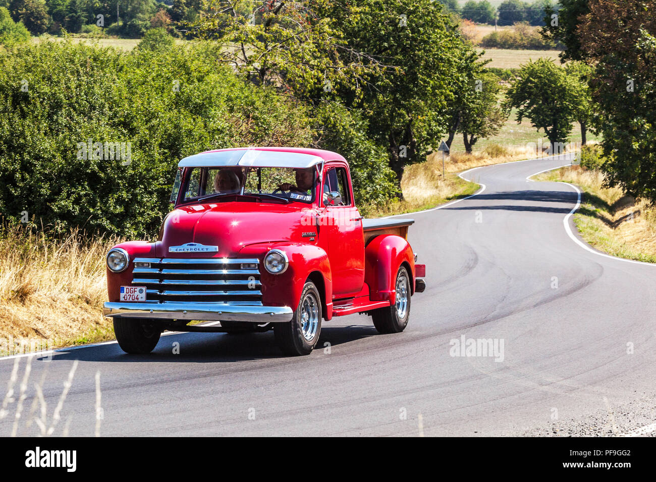 Chevrolet Pick Up (1950), voiture Oldtimer exécuté sur un chemin rural, République Tchèque Banque D'Images