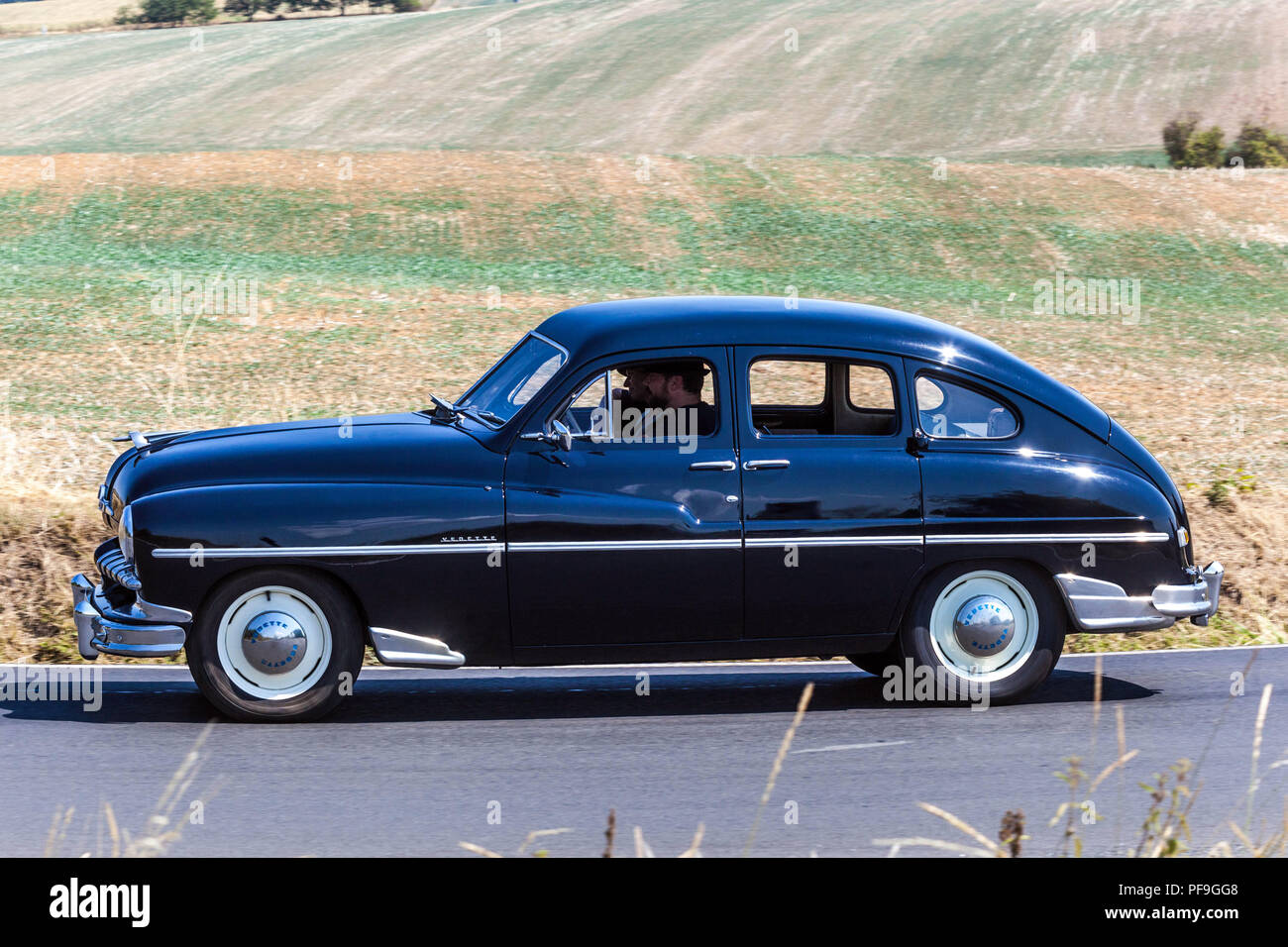 Ford Vedette (1952), voiture Oldtimer exécuté sur un chemin rural, République Tchèque Banque D'Images